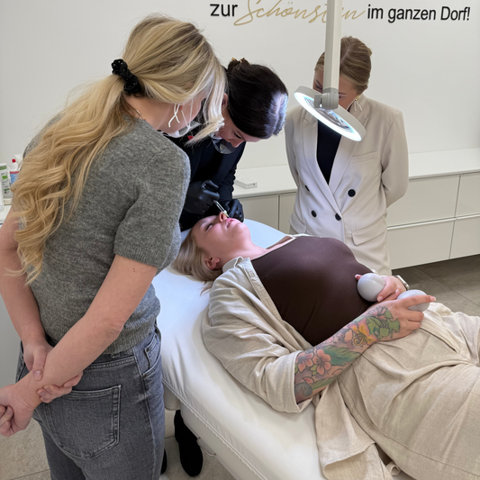 Heilpraktikerin & Dozentin Amanda Mienik mit ihren zwei Teilnehmerinnen zum Seminar Russian Lips Technik